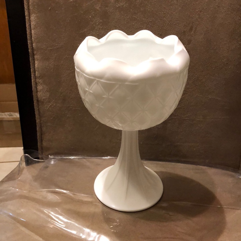 Gorgeous Vintage🥳HP🥳Milk Glass Piece - Picture 2 of 7